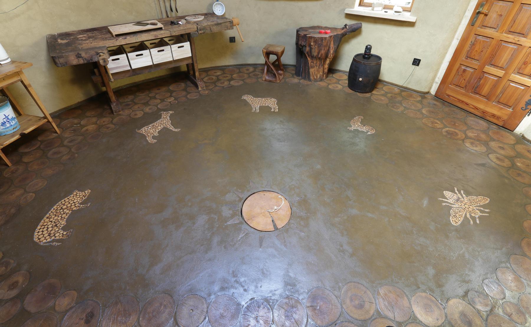 Hlinená dlážka vyrobená z prírodnej hlinenej zmesi.