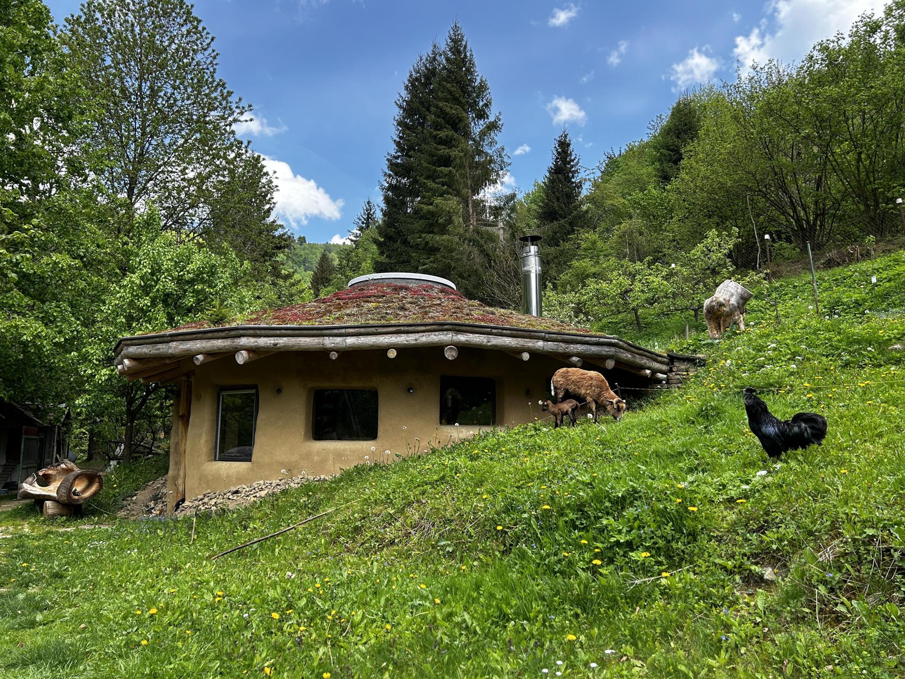 Earthbag dom (hobbití domček) pre milovníkov eko stavieb