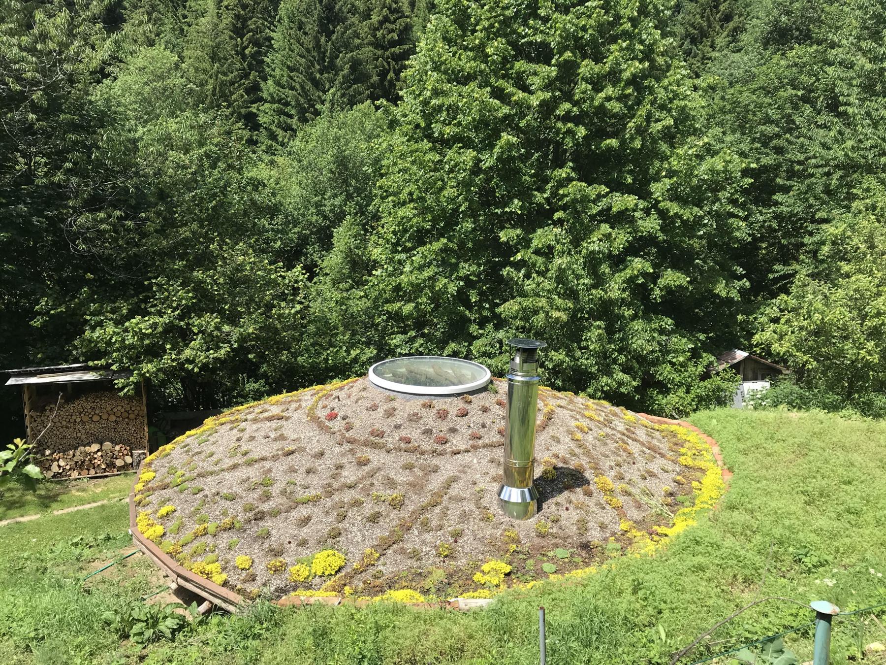 Živá zelená strecha na earthbag domčeku