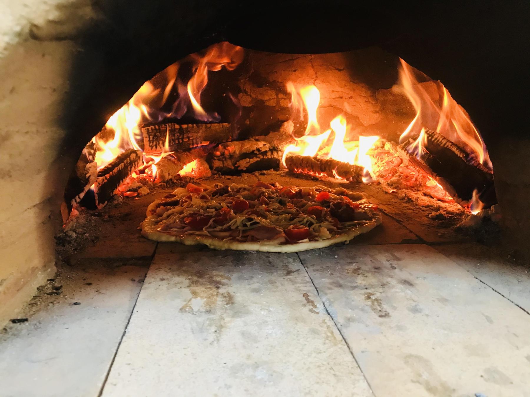 Hlinená pec na pizzu a chlieb - pizza