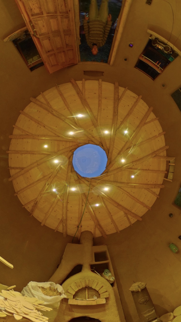 Recipročná strecha a okno z nútra na earthbag domčeku